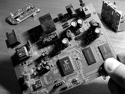 推動(dòng)自主創(chuàng)新 國內(nèi)重點(diǎn)整機(jī)應(yīng)用自主開發(fā)集成電路產(chǎn)品比例提升至30%以上的戰(zhàn)略意義與路徑探索